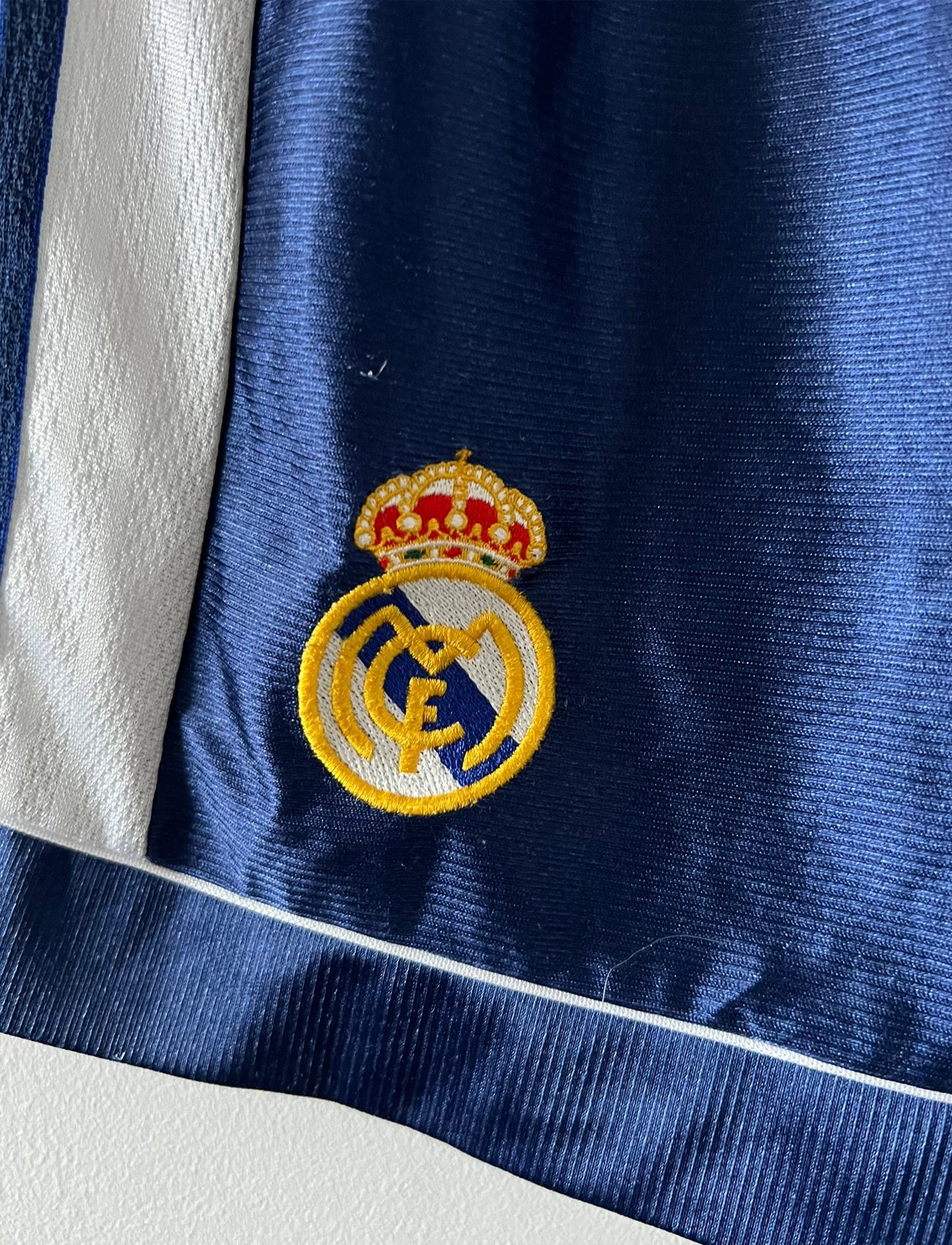 Maillot de foot vintage extérieur bleu du real madrid 1998/1999. On peut retrouver l'équipementier Adidas et le sponsor Teka. Il s'agit d'un maillot authentique d'époque.