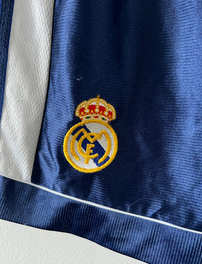 Maillot de foot vintage extérieur bleu du real madrid 1998/1999. On peut retrouver l'équipementier Adidas et le sponsor Teka. Il s'agit d'un maillot authentique d'époque.