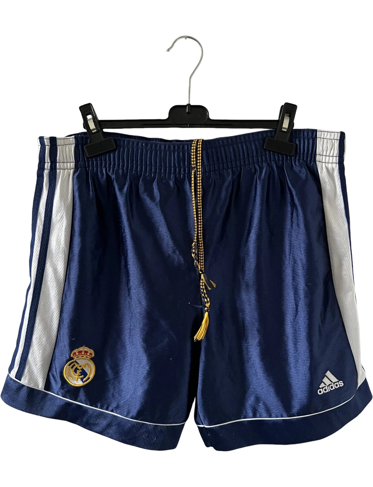 Maillot de foot vintage extérieur bleu du real madrid 1998/1999. On peut retrouver l'équipementier Adidas et le sponsor Teka. Il s'agit d'un maillot authentique d'époque.