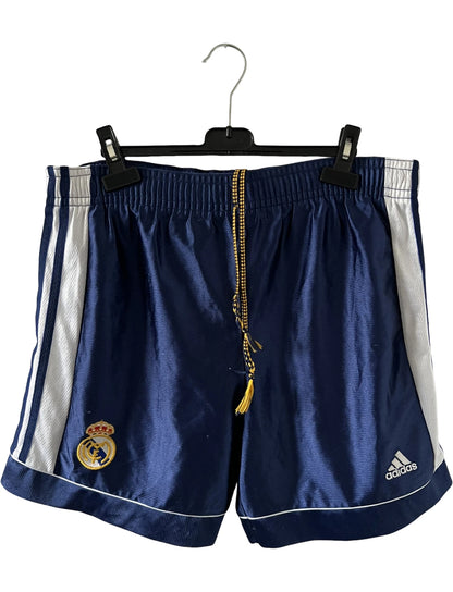 Maillot de foot vintage extérieur bleu du real madrid 1998/1999. On peut retrouver l'équipementier Adidas et le sponsor Teka. Il s'agit d'un maillot authentique d'époque.