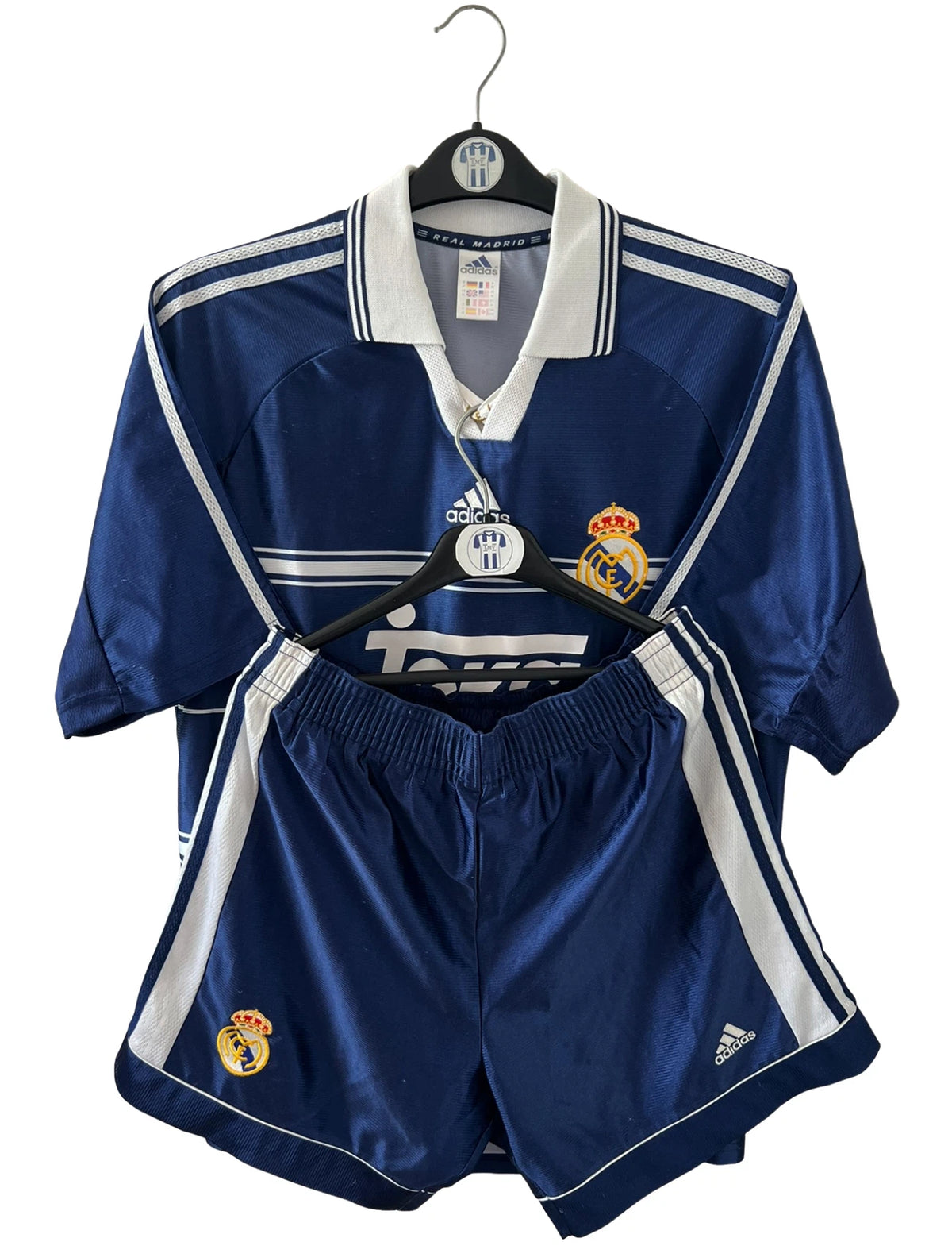 Maillot de foot vintage extérieur bleu du real madrid 1998/1999. On peut retrouver l'équipementier Adidas et le sponsor Teka. Il s'agit d'un maillot authentique d'époque.