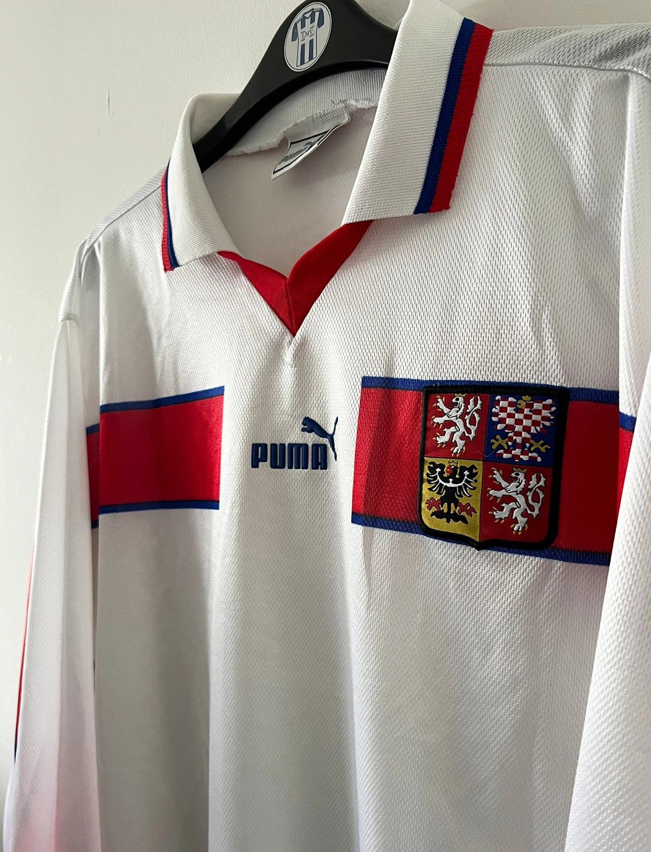 Maillot de foot vintage extérieur blanc et rouge de la République Tchèque saison 1998. On peut retrouver l'équipementier Puma. Il s'agit d'un maillot authentique d'époque.
