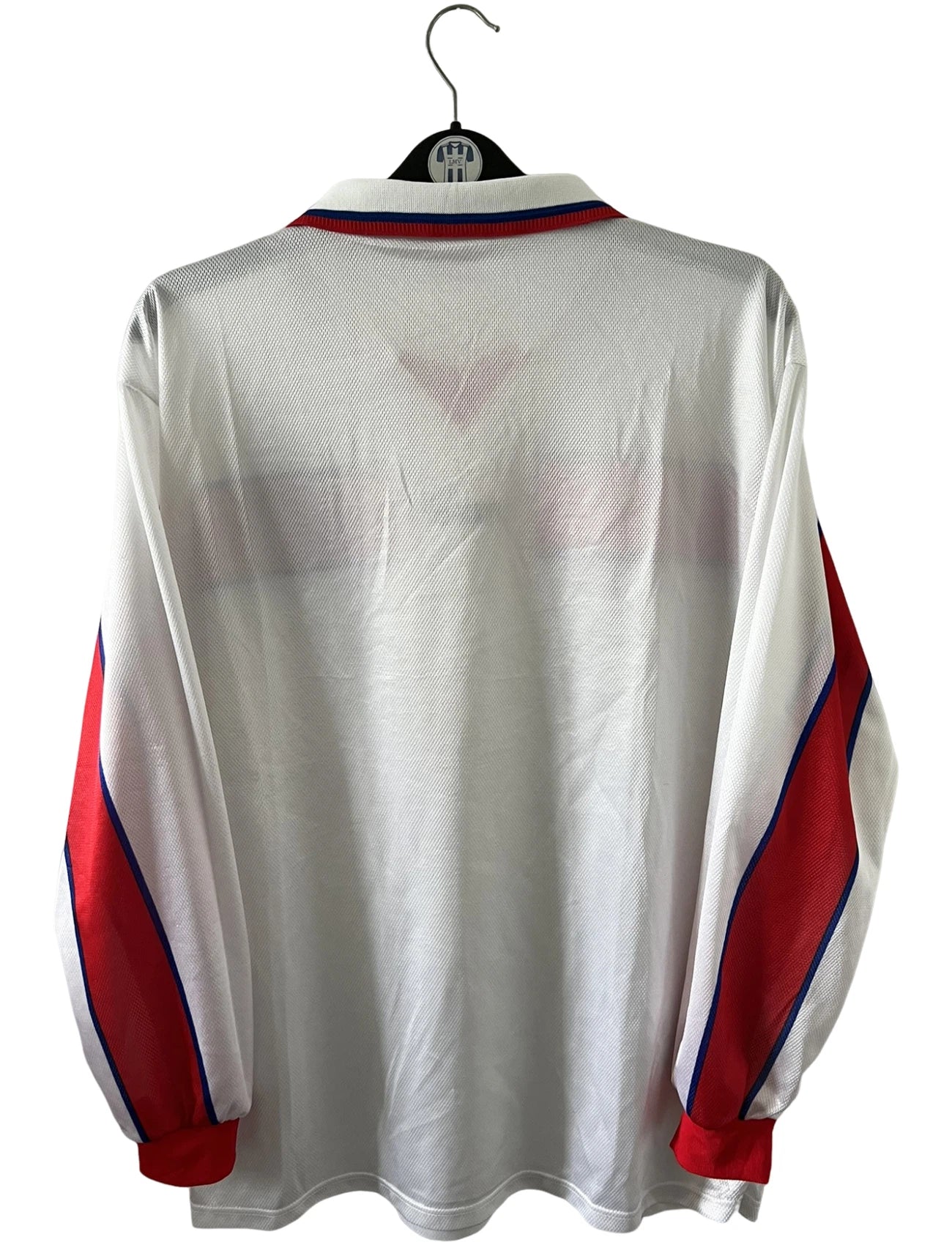 Maillot de foot vintage extérieur blanc et rouge de la République Tchèque saison 1998. On peut retrouver l'équipementier Puma. Il s'agit d'un maillot authentique d'époque.