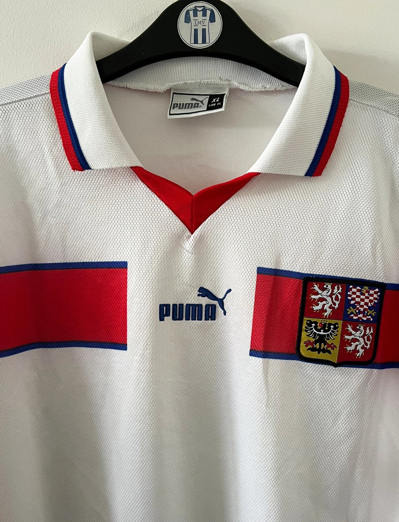 Maillot de foot vintage extérieur blanc et rouge de la République Tchèque saison 1998. On peut retrouver l'équipementier Puma. Il s'agit d'un maillot authentique d'époque.