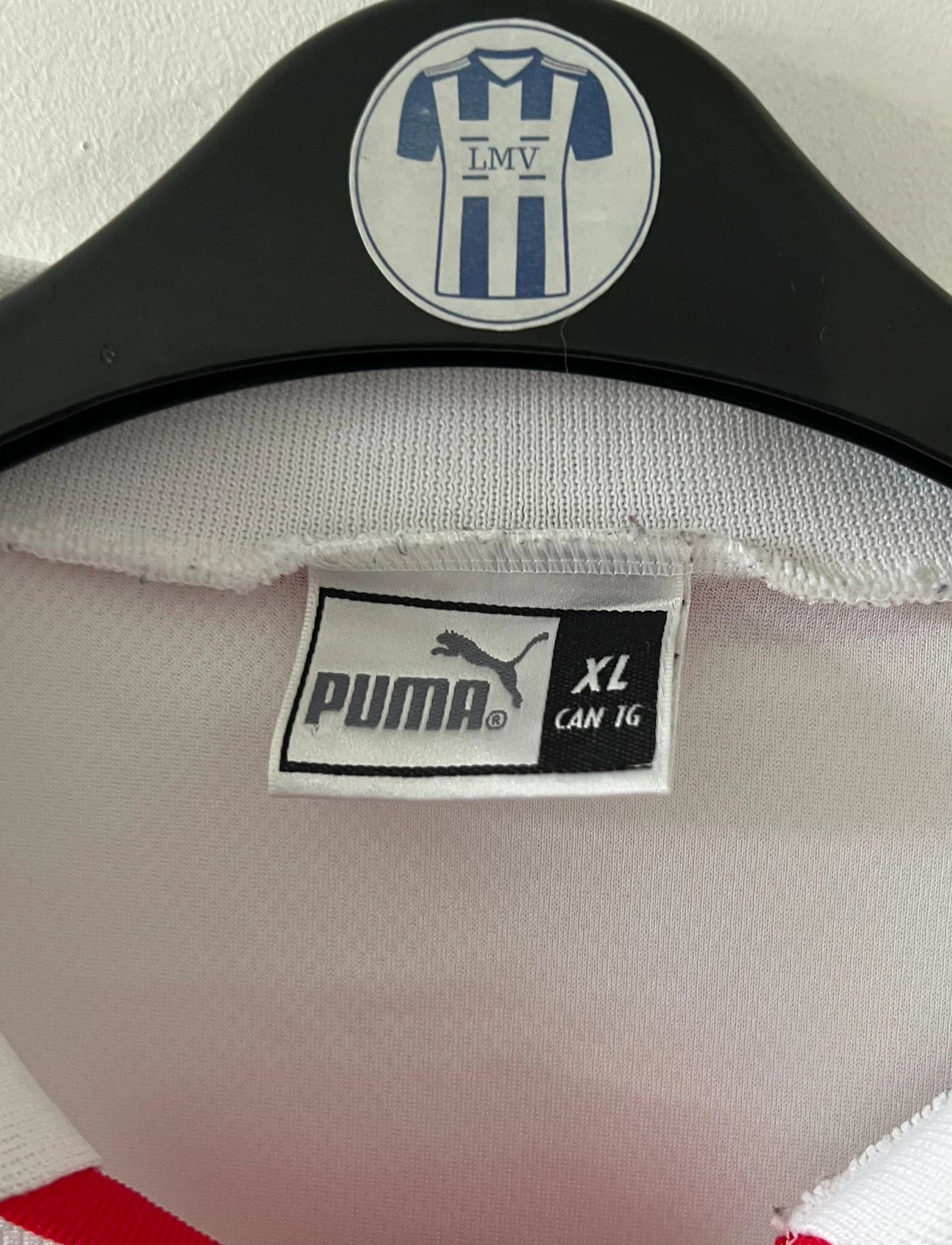 Maillot de foot vintage extérieur blanc et rouge de la République Tchèque saison 1998. On peut retrouver l'équipementier Puma. Il s'agit d'un maillot authentique d'époque.