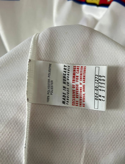 Maillot de foot vintage extérieur blanc et rouge de la République Tchèque saison 1998. On peut retrouver l'équipementier Puma. Il s'agit d'un maillot authentique d'époque.
