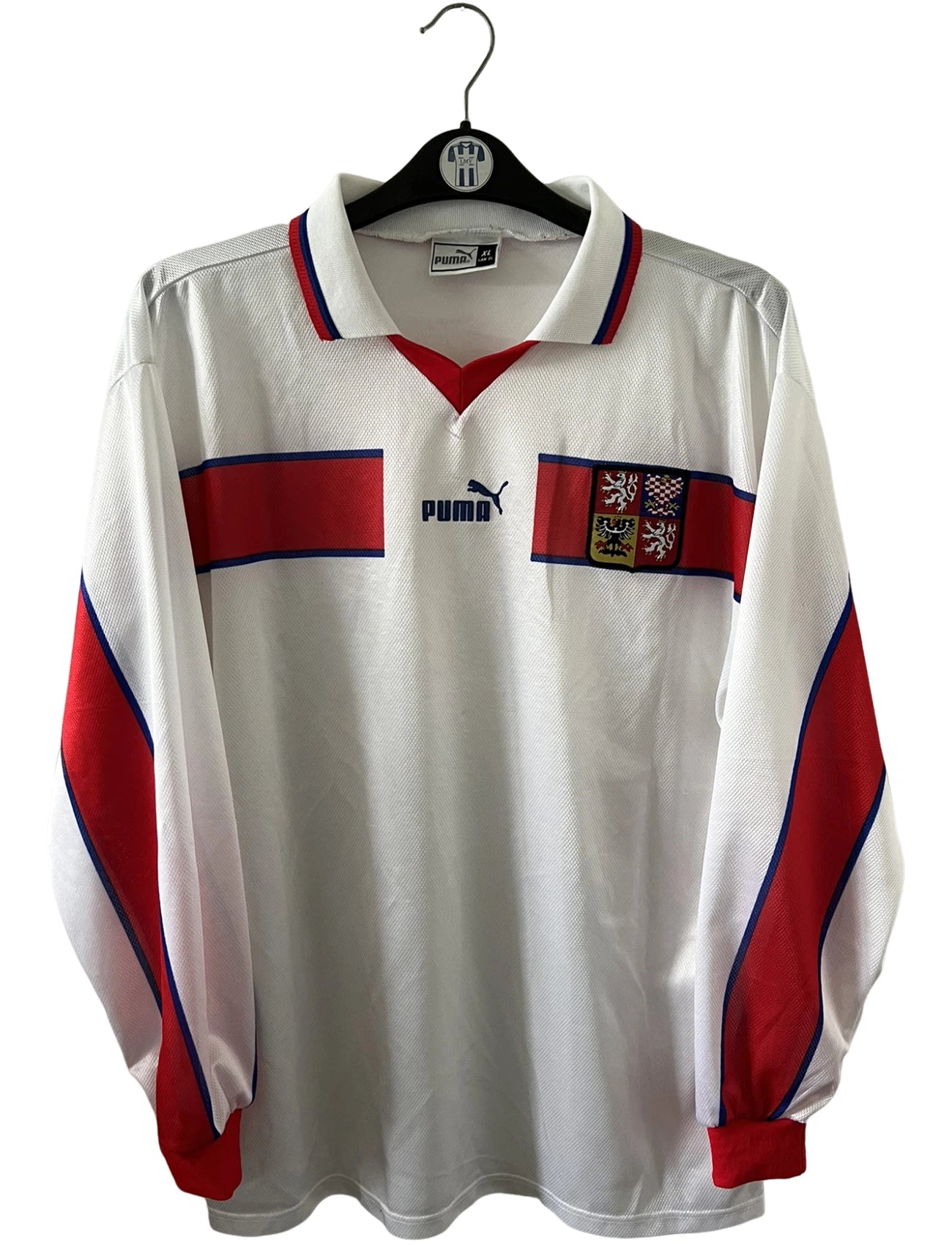 Maillot de foot vintage extérieur blanc et rouge de la République Tchèque saison 1998. On peut retrouver l'équipementier Puma. Il s'agit d'un maillot authentique d'époque.