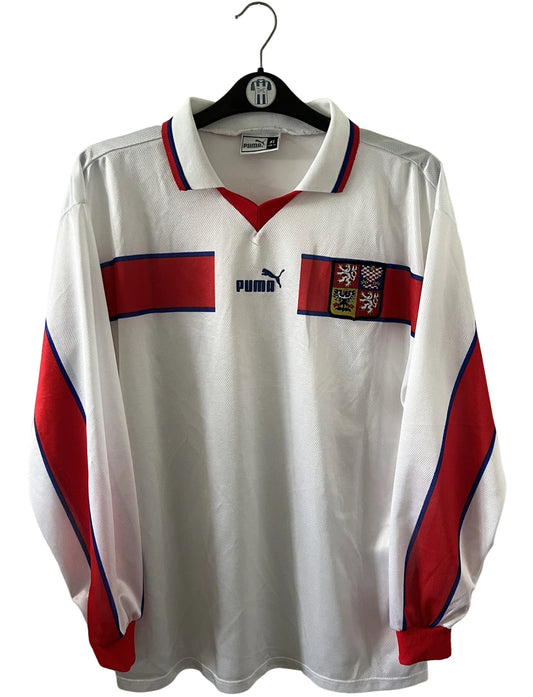 Maillot de foot vintage extérieur blanc et rouge de la République Tchèque saison 1998. On peut retrouver l'équipementier Puma. Il s'agit d'un maillot authentique d'époque.