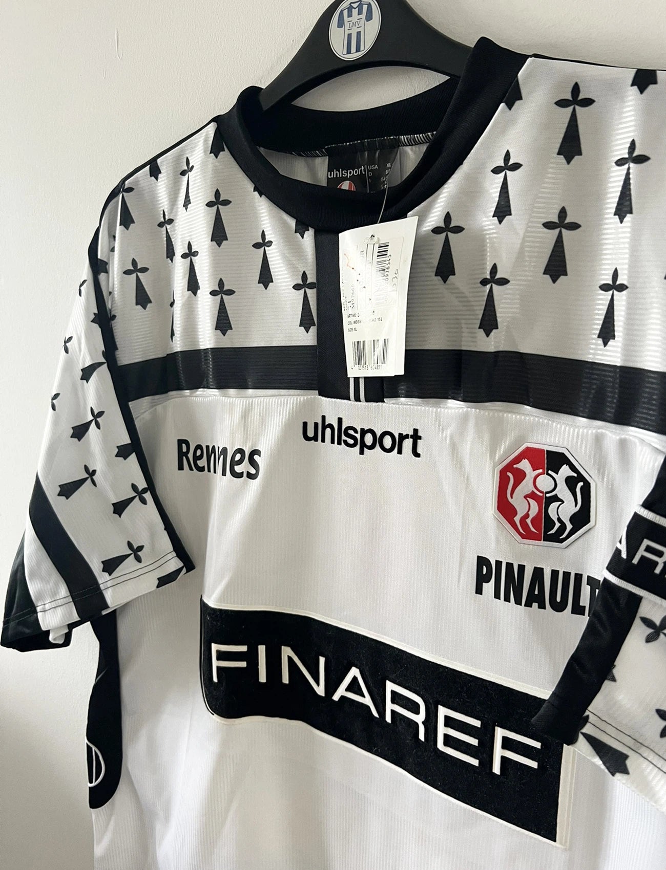 Maillot de foot vintage extérieur blanc et noir du Stade Rennais saison 2002/2003. On peut retrouver l'équimentier Uhlsport et le sponsor Finaref. Il s'agit d'un maillot authentique d'époque.