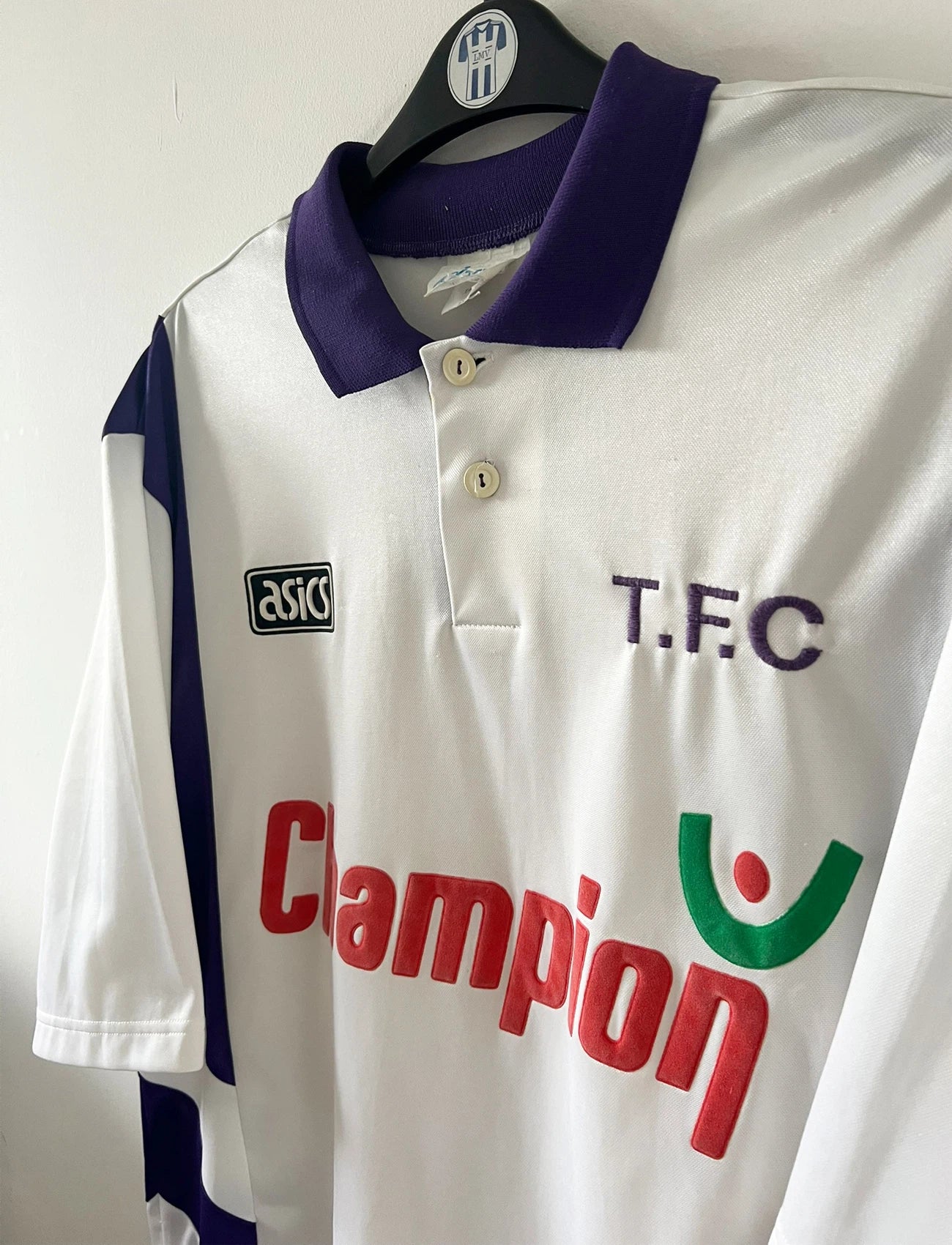 Maillot de foot vintage extérieur blanc et violet de Toulouse saison 1994/1995. On peut retrouver l'équipementier Asics et le sponsor Champion. Il s'agit d'un maillot authentique d'époque.