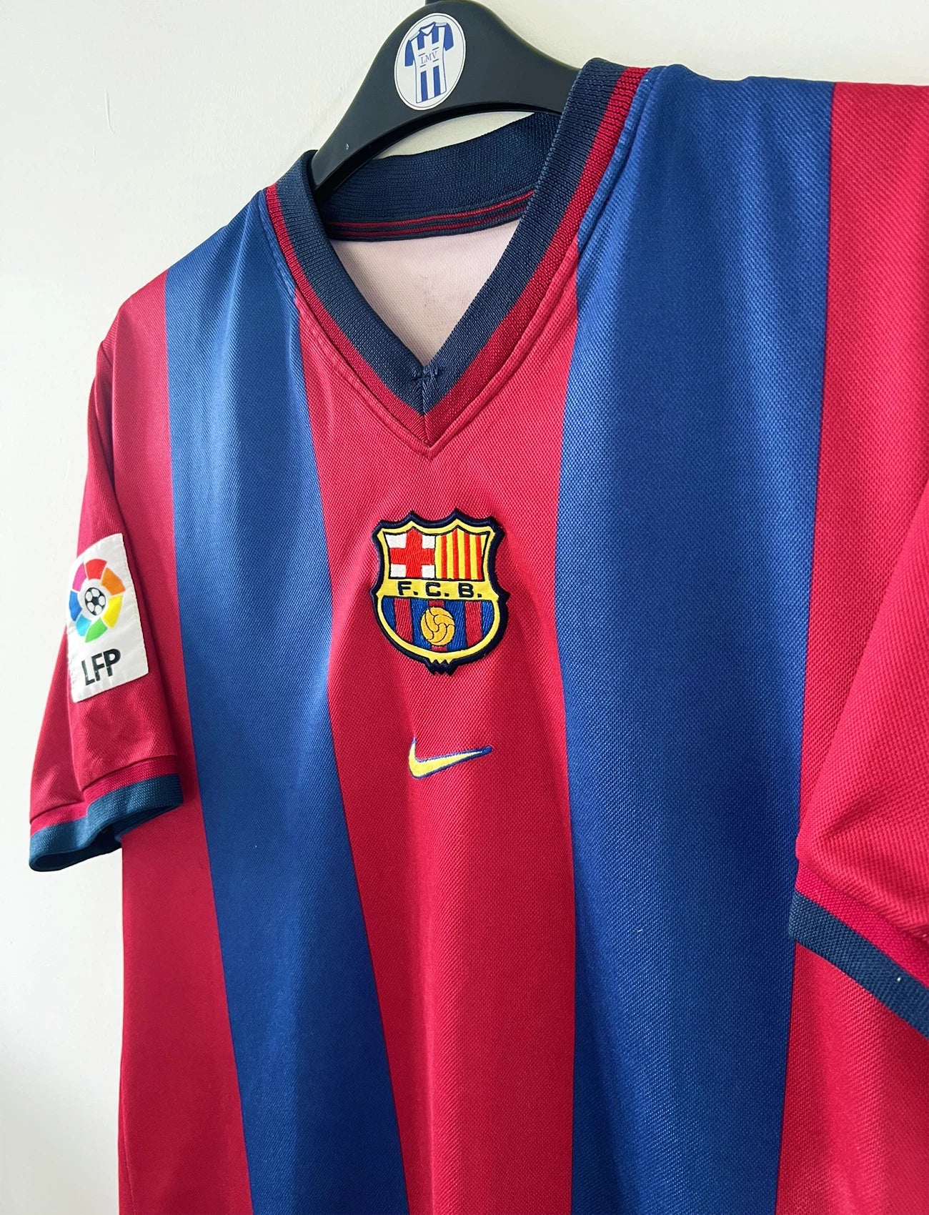 Maillot de foot vintage domicile rouge et bleu du barca de la saison 1998/2000. On peut retrouver l'équipementier nike. Il s'agit d'un maillot authentique d'époque