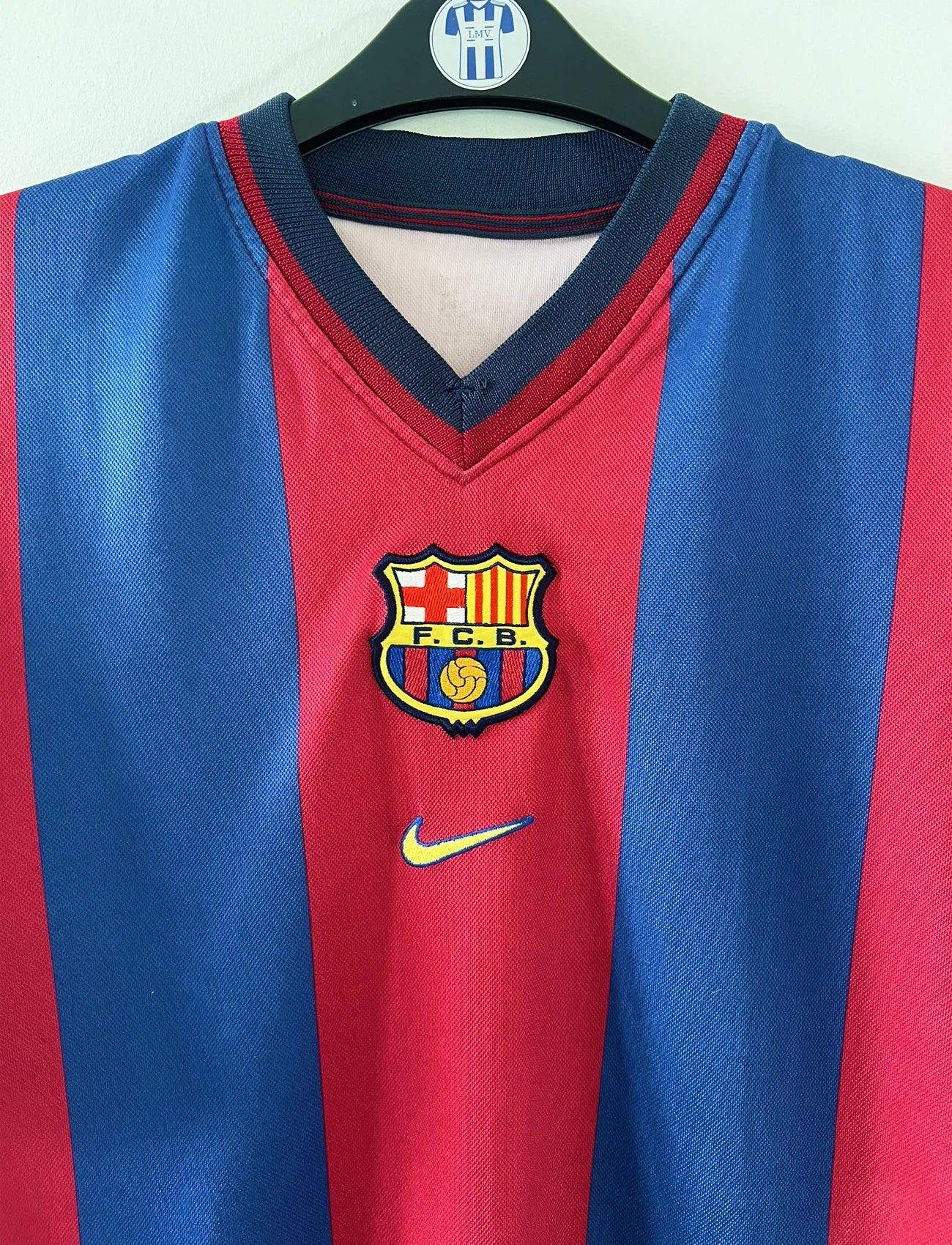 Maillot de foot vintage domicile rouge et bleu du barca de la saison 1998/2000. On peut retrouver l'équipementier nike. Il s'agit d'un maillot authentique d'époque