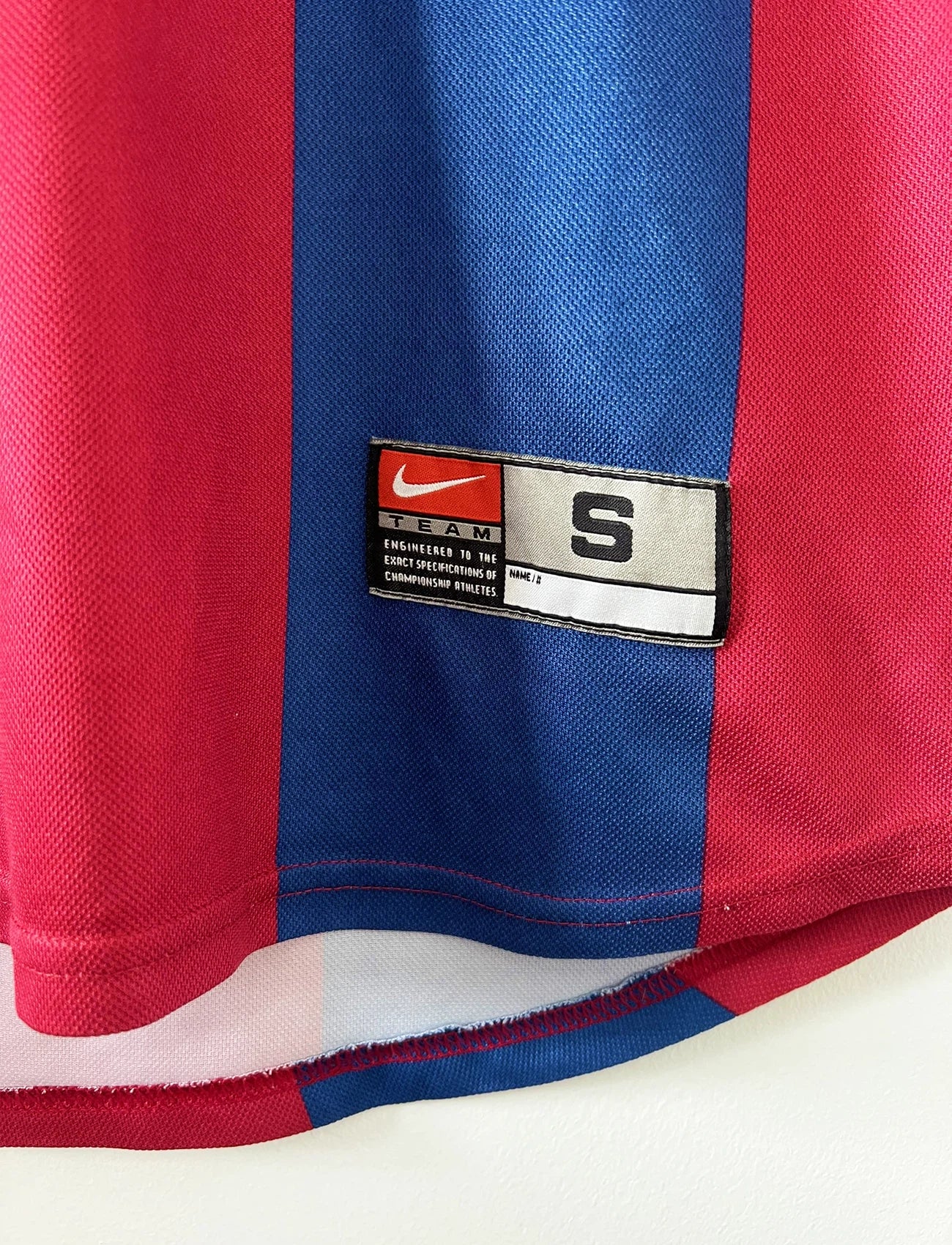 Maillot de foot vintage domicile rouge et bleu du barca de la saison 1998/2000. On peut retrouver l'équipementier nike. Il s'agit d'un maillot authentique d'époque