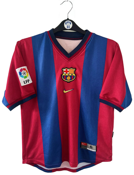 Maillot de foot vintage domicile rouge et bleu du barca de la saison 1998/2000. On peut retrouver l'équipementier nike. Il s'agit d'un maillot authentique d'époque
