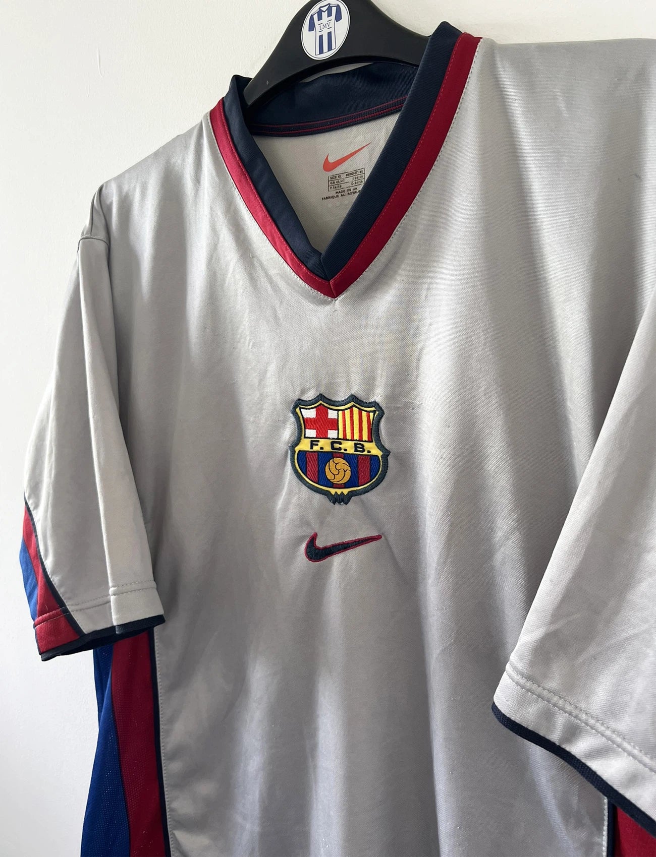 Maillot de foot vintage extérieur doré du fc barcelone de la saison 1999/2000. On peut retrouver l'équipementier nike. Il s'agit d'un maillot authentique d'époque.