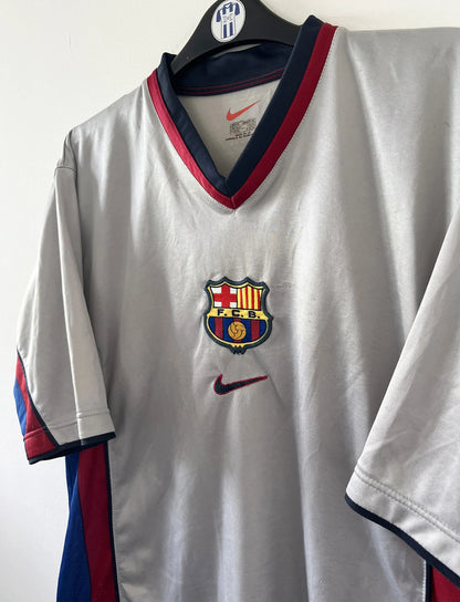 Maillot de foot vintage extérieur doré du fc barcelone de la saison 1999/2000. On peut retrouver l'équipementier nike. Il s'agit d'un maillot authentique d'époque.