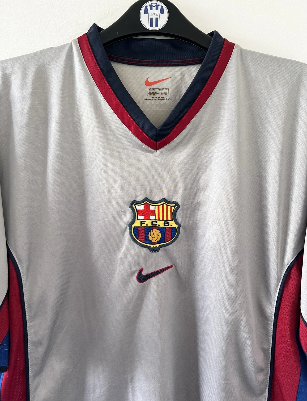 Maillot de foot vintage extérieur doré du fc barcelone de la saison 1999/2000. On peut retrouver l'équipementier nike. Il s'agit d'un maillot authentique d'époque.