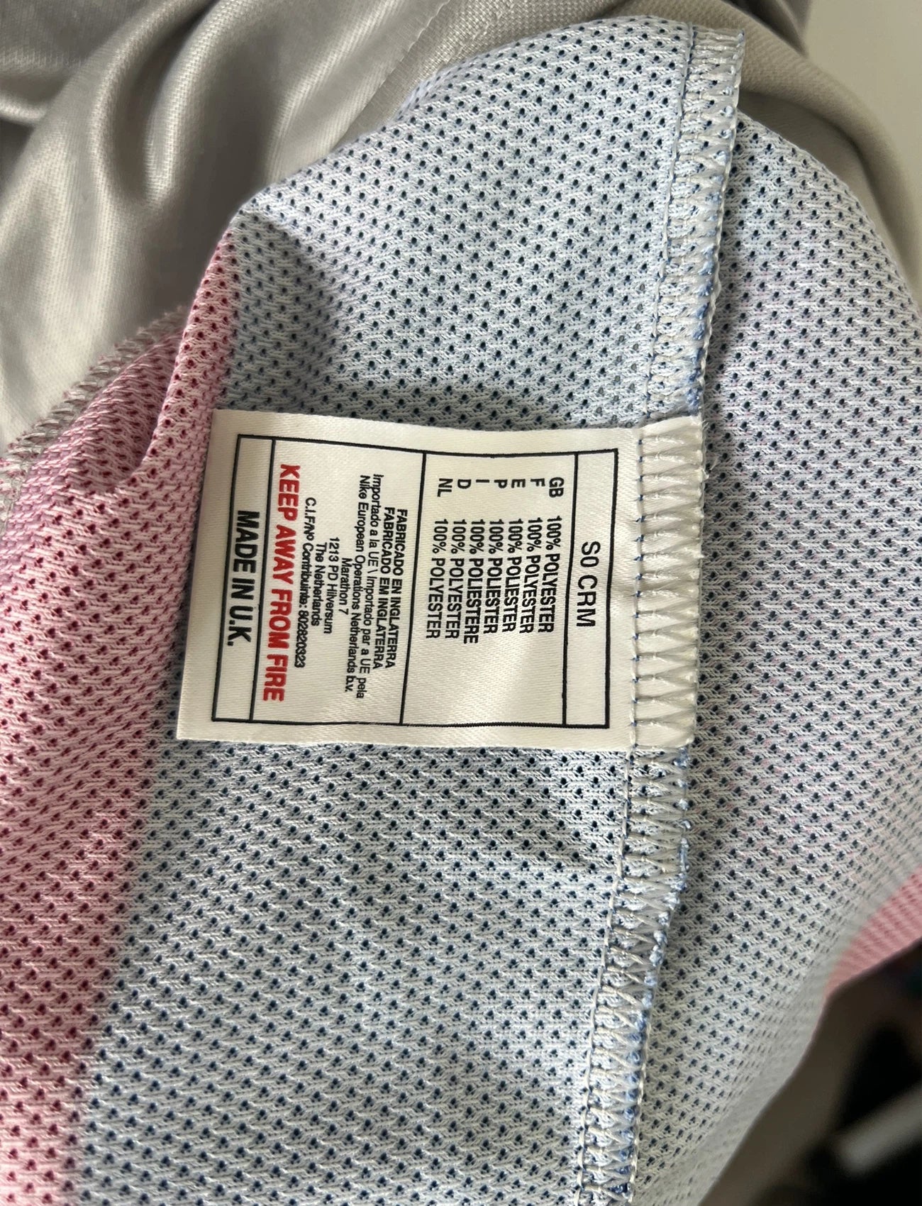 Maillot de foot vintage extérieur doré du fc barcelone de la saison 1999/2000. On peut retrouver l'équipementier nike. Il s'agit d'un maillot authentique d'époque.