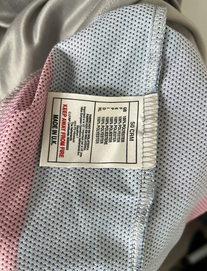 Maillot de foot vintage extérieur doré du fc barcelone de la saison 1999/2000. On peut retrouver l'équipementier nike. Il s'agit d'un maillot authentique d'époque.