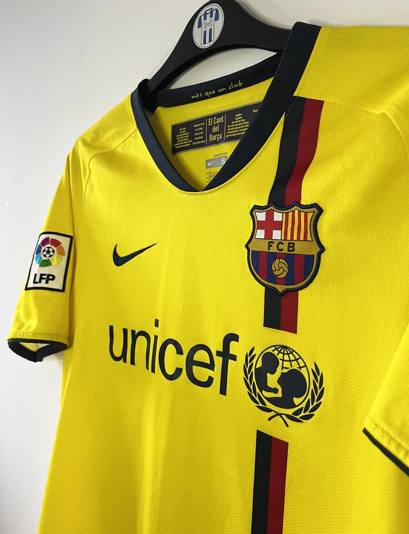 Maillot de foot vintage extérieur jaune du FC Barcelone de la saison 2008/2009. On peut retrouver l'équipementier Nike et le sponsor Unicef. Le maillot est floqué du numéro 9 Samuel Eto'o. Il s'agit d'un maillot authentique d'époque comportant l'étiquette avec les numéros 286787-760