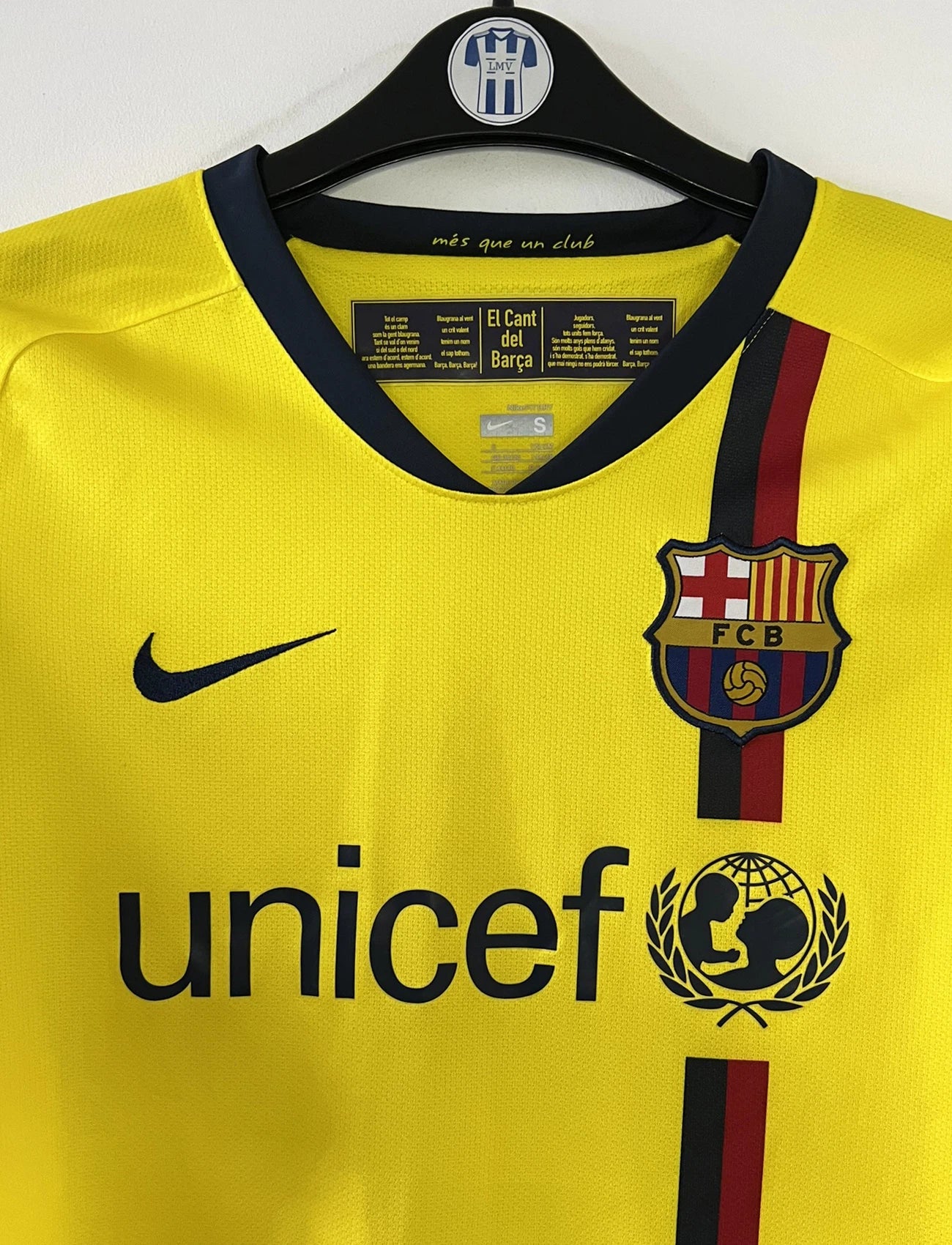 Maillot de foot vintage extérieur jaune du FC Barcelone de la saison 2008/2009. On peut retrouver l'équipementier Nike et le sponsor Unicef. Le maillot est floqué du numéro 9 Samuel Eto'o. Il s'agit d'un maillot authentique d'époque comportant l'étiquette avec les numéros 286787-760