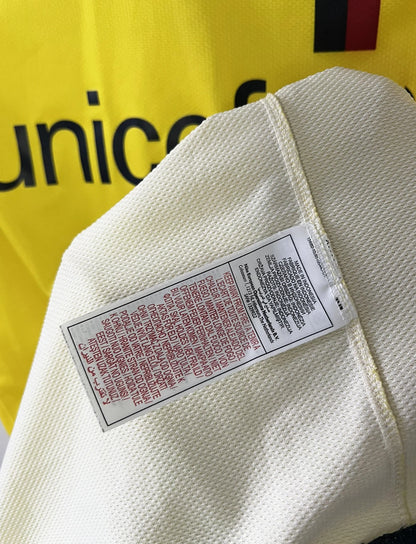 Maillot de foot vintage extérieur jaune du FC Barcelone de la saison 2008/2009. On peut retrouver l'équipementier Nike et le sponsor Unicef. Le maillot est floqué du numéro 9 Samuel Eto'o. Il s'agit d'un maillot authentique d'époque comportant l'étiquette avec les numéros 286787-760