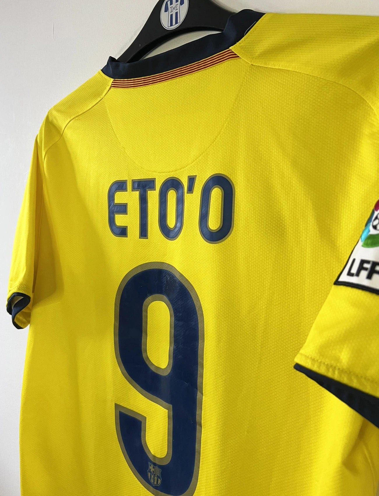 Maillot de foot vintage extérieur jaune du FC Barcelone de la saison 2008/2009. On peut retrouver l'équipementier Nike et le sponsor Unicef. Le maillot est floqué du numéro 9 Samuel Eto'o. Il s'agit d'un maillot authentique d'époque comportant l'étiquette avec les numéros 286787-760