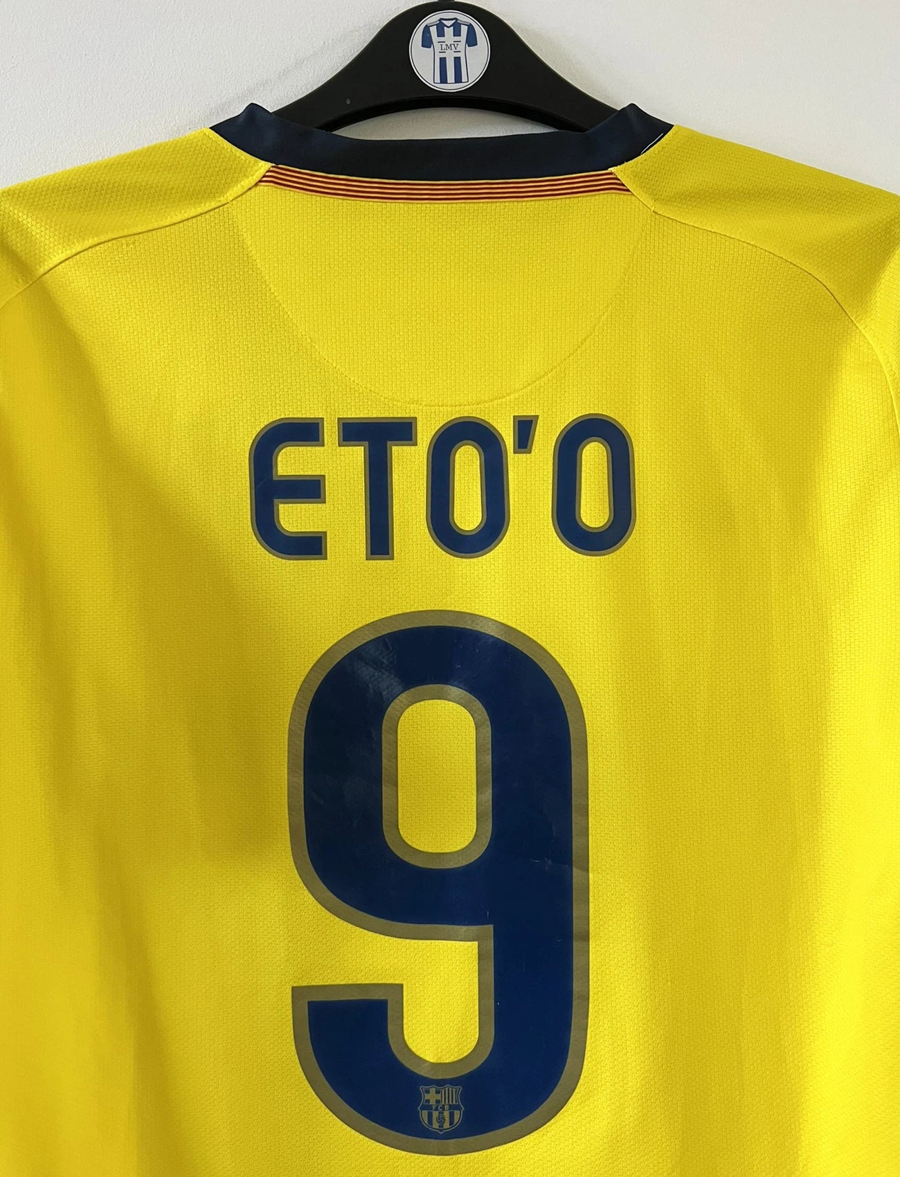 Maillot de foot vintage extérieur jaune du FC Barcelone de la saison 2008/2009. On peut retrouver l'équipementier Nike et le sponsor Unicef. Le maillot est floqué du numéro 9 Samuel Eto'o. Il s'agit d'un maillot authentique d'époque comportant l'étiquette avec les numéros 286787-760