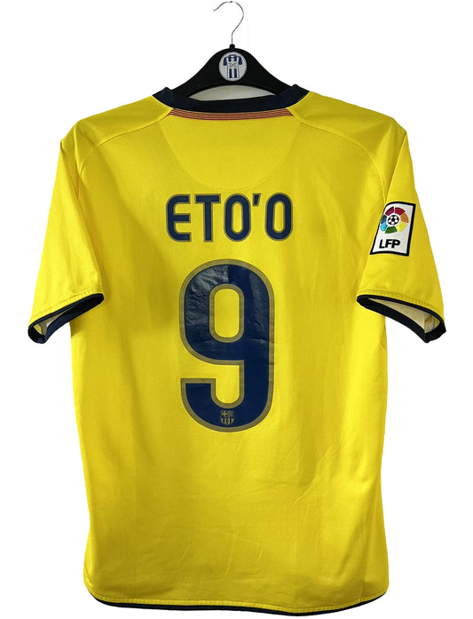 Maillot de foot vintage extérieur jaune du FC Barcelone de la saison 2008/2009. On peut retrouver l'équipementier Nike et le sponsor Unicef. Le maillot est floqué du numéro 9 Samuel Eto'o. Il s'agit d'un maillot authentique d'époque comportant l'étiquette avec les numéros 286787-760
