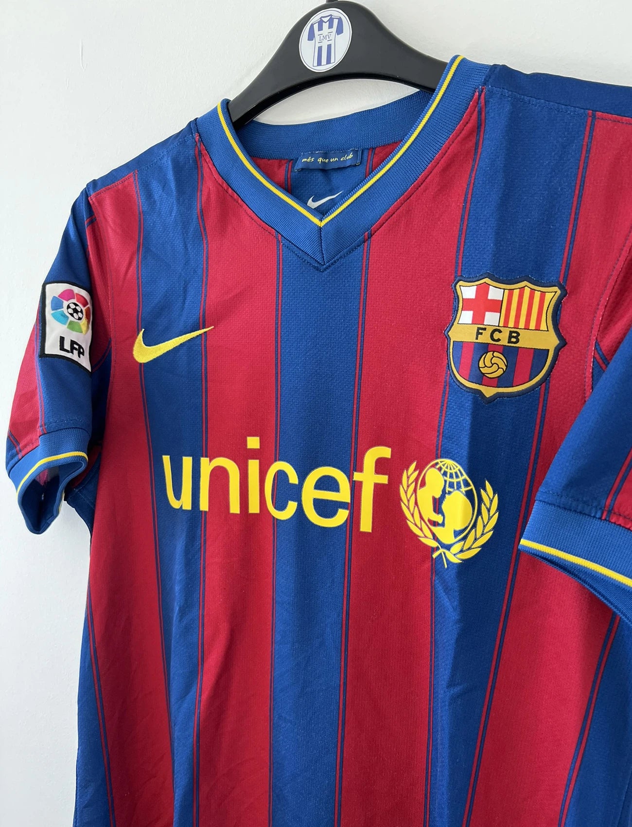 Maillot de foot vintage du FC Barcelone 2009-2010. Il s'agit du maillot domicile de couleur rouge et bleu. On peut retrouver l'équipementier nike et le sponsor unicef. Il s'agit d'un authentique comportant les numéros 343808-496.