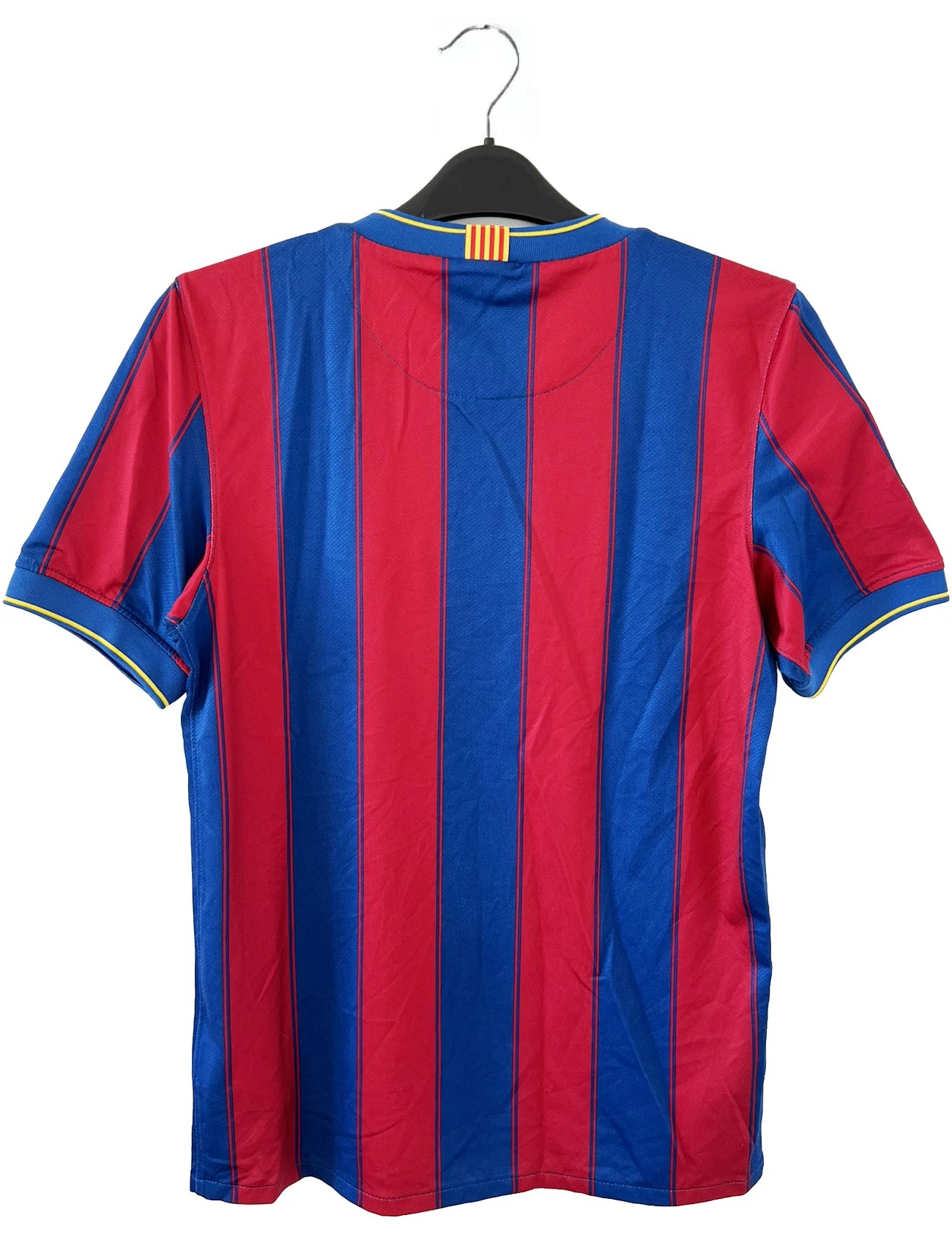 Maillot de foot vintage du FC Barcelone 2009-2010. Il s'agit du maillot domicile de couleur rouge et bleu. On peut retrouver l'équipementier nike et le sponsor unicef. Il s'agit d'un authentique comportant les numéros 343808-496.