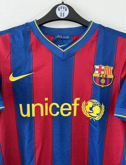 Maillot de foot vintage du FC Barcelone 2009-2010. Il s'agit du maillot domicile de couleur rouge et bleu. On peut retrouver l'équipementier nike et le sponsor unicef. Il s'agit d'un authentique comportant les numéros 343808-496.