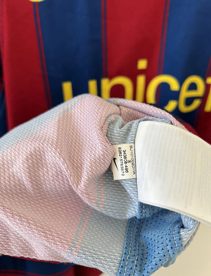 Maillot de foot vintage du FC Barcelone 2009-2010. Il s'agit du maillot domicile de couleur rouge et bleu. On peut retrouver l'équipementier nike et le sponsor unicef. Il s'agit d'un authentique comportant les numéros 343808-496.