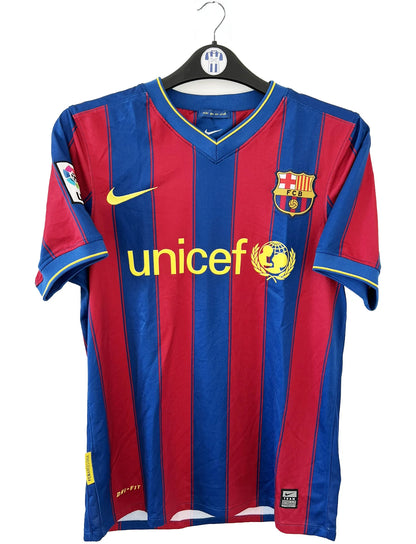 Maillot de foot vintage du FC Barcelone 2009-2010. Il s'agit du maillot domicile de couleur rouge et bleu. On peut retrouver l'équipementier nike et le sponsor unicef. Il s'agit d'un authentique comportant les numéros 343808-496.