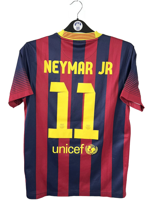 Maillot de foot vintage domicile du FC Barcelone de la saison 2013/14. Le maillot est de couleur rouge et bleu. On peut retrouver l'équipementier nike et le sponsor Qatar Airways. Le maillot est floqué du numéro 11 Neymar. Ils s'agit d'un maillot authentique comportant les numéros 532822-413