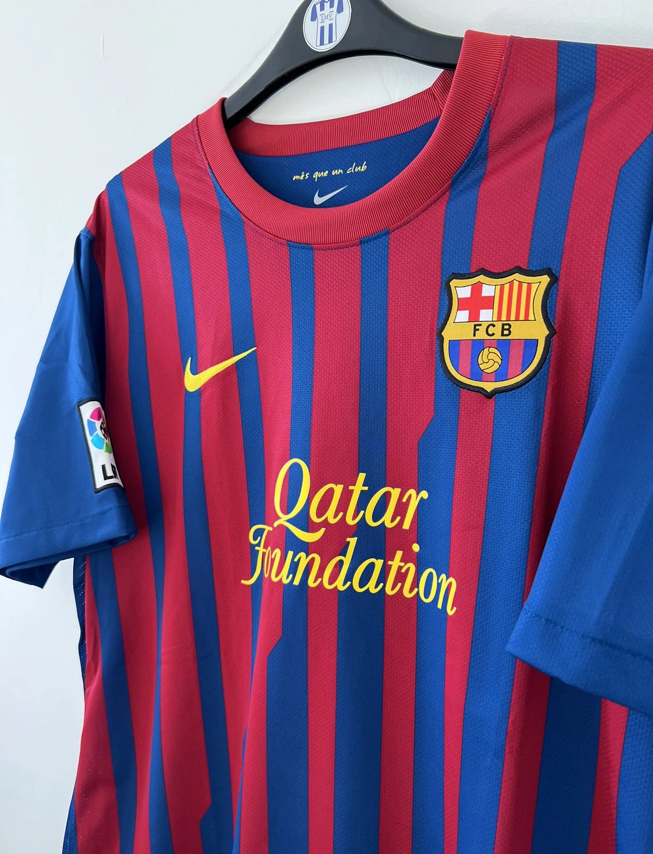 Maillot de foot vintage du FC Barcelone de la saison 2011/2012. Le maillot est de couleur rouge et bleu. On peut retrouver l'équipementier nike et le sponsor qatar foundation. Il s'agit d'un maillot authentique comportant les numéros 419877-488.
