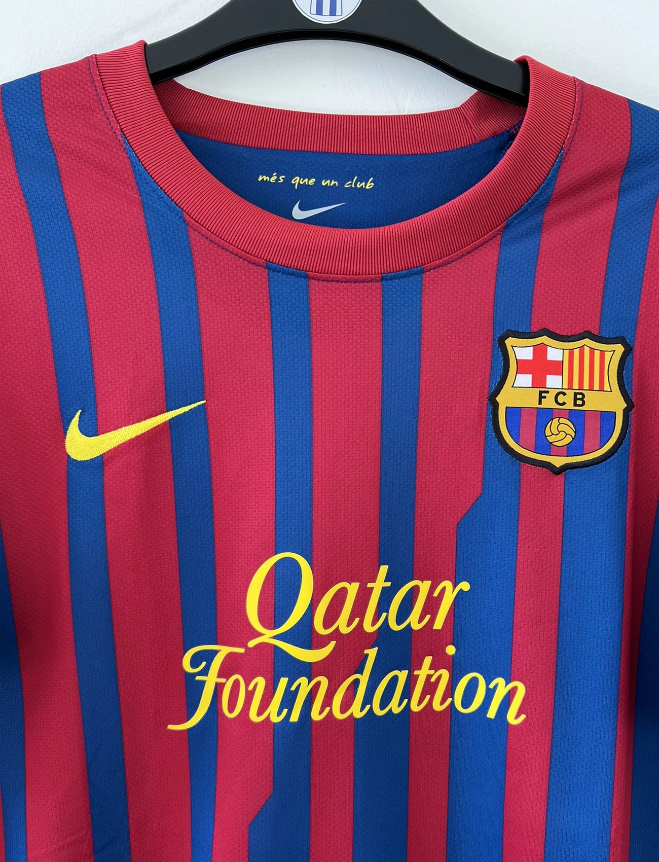 Maillot de foot vintage du FC Barcelone de la saison 2011/2012. Le maillot est de couleur rouge et bleu. On peut retrouver l'équipementier nike et le sponsor qatar foundation. Il s'agit d'un maillot authentique comportant les numéros 419877-488.