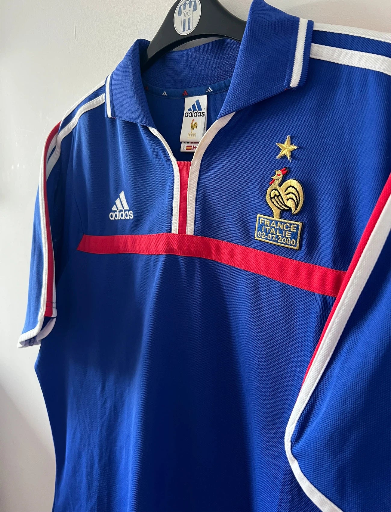 Maillot de foot vintage domicile bleu de l'Equipe de France 2000. On peut retrouver l'équipementier Adidas. Le maillot est floqué du numéro 10 Zinedine Zidane. Il s'agit d'un maillot authentique d'époque comportant la mention France-Italie 02-07-2000.