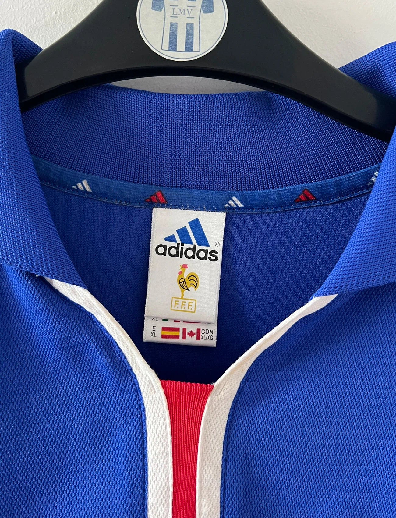Maillot de foot vintage domicile bleu de l'Equipe de France 2000. On peut retrouver l'équipementier Adidas. Le maillot est floqué du numéro 10 Zinedine Zidane. Il s'agit d'un maillot authentique d'époque comportant la mention France-Italie 02-07-2000.
