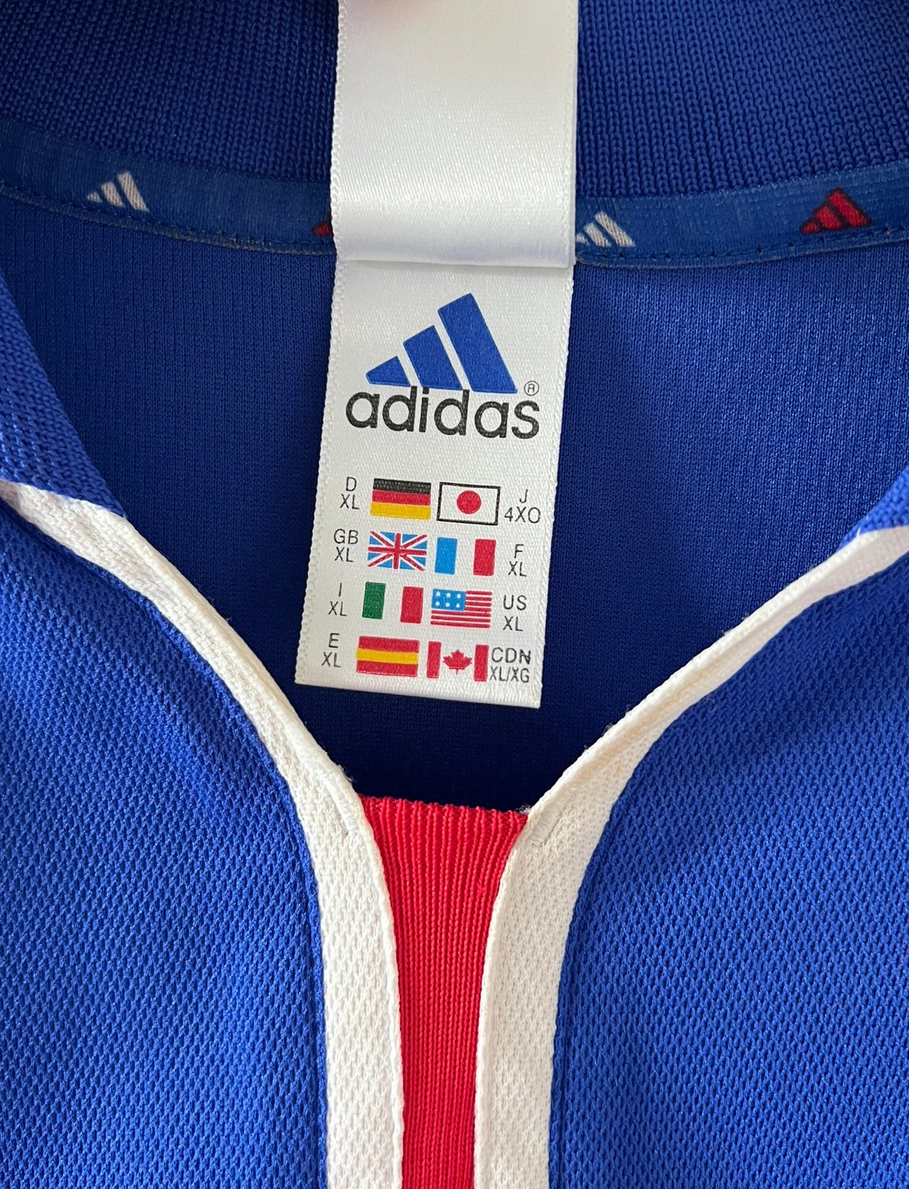 Maillot de foot vintage domicile bleu de l'Equipe de France 2000. On peut retrouver l'équipementier Adidas. Le maillot est floqué du numéro 10 Zinedine Zidane. Il s'agit d'un maillot authentique d'époque comportant la mention France-Italie 02-07-2000.