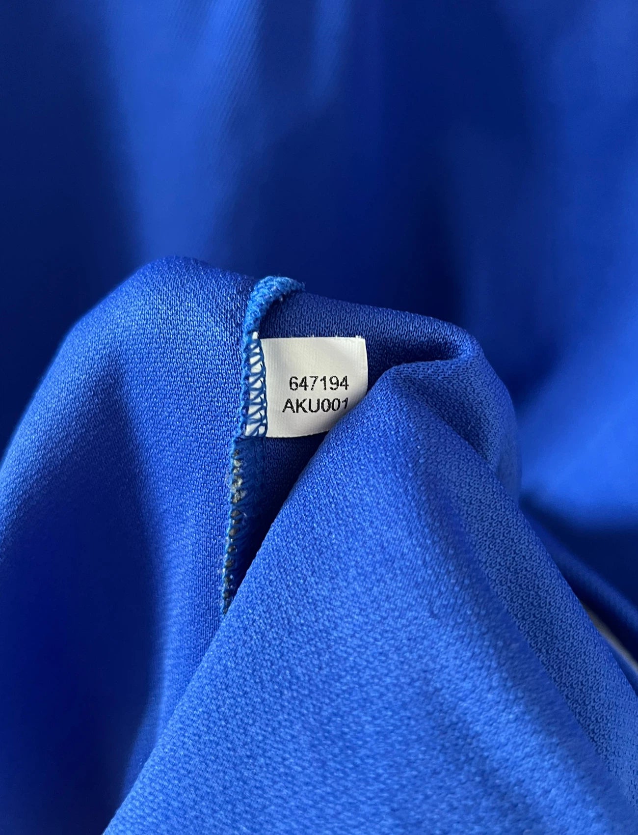 Maillot de foot vintage domicile bleu de l'Equipe de France 2000. On peut retrouver l'équipementier Adidas. Le maillot est floqué du numéro 10 Zinedine Zidane. Il s'agit d'un maillot authentique d'époque comportant la mention France-Italie 02-07-2000.