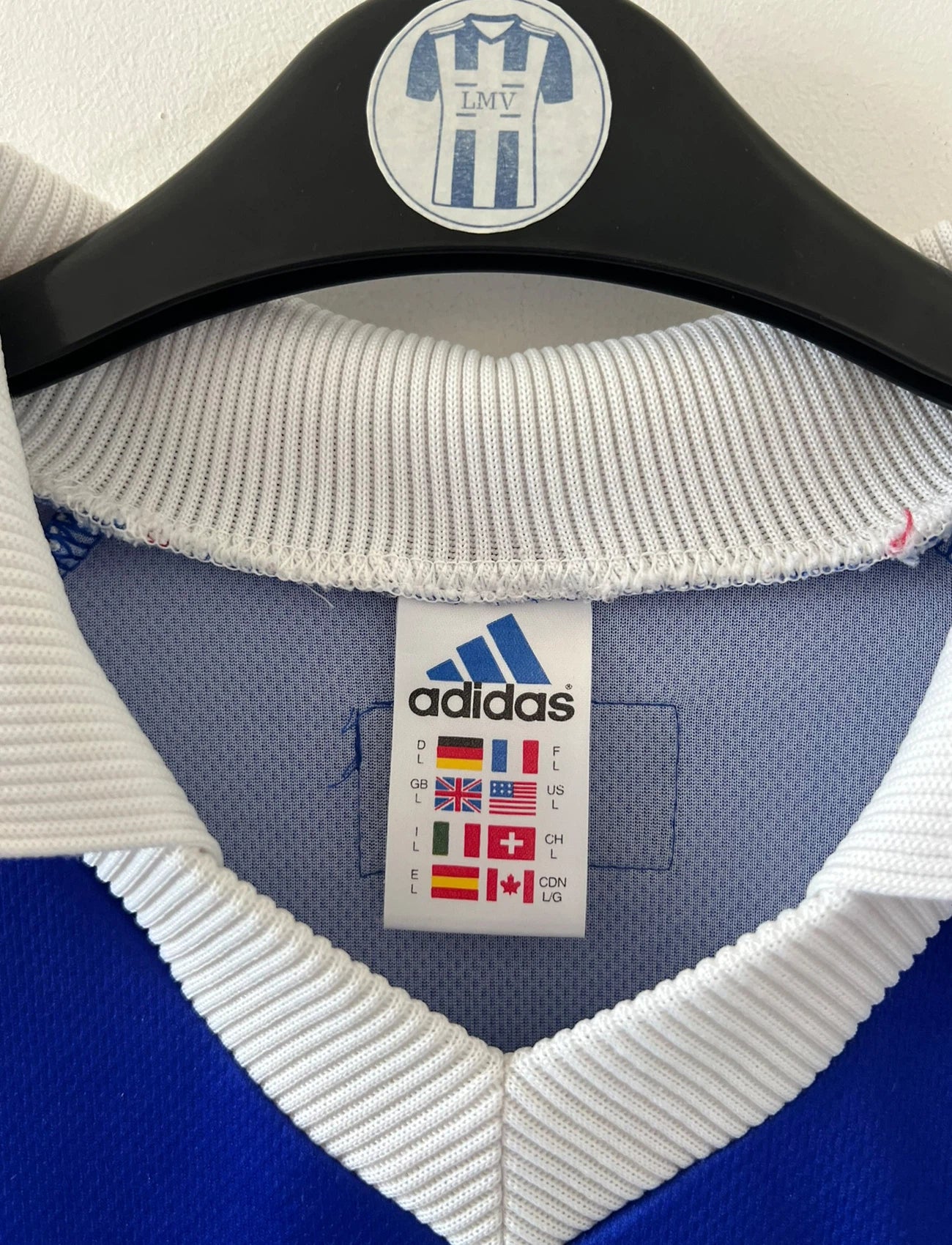 Maillot foot vintage domicile equipe de france 1998 bleu blanc et rouge. On peut retrouver l'équipementier adidas. Il s'agit d'un maillot authentique d'époque. Le maillot est floqué du numéro 10 Zinedine Zidane et comporte également sa signature avec la mention "pour toi Zinedine Zidane"