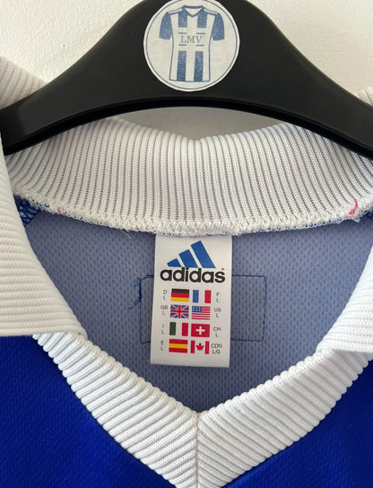 Maillot foot vintage domicile equipe de france 1998 bleu blanc et rouge. On peut retrouver l'équipementier adidas. Il s'agit d'un maillot authentique d'époque. Le maillot est floqué du numéro 10 Zinedine Zidane et comporte également sa signature avec la mention "pour toi Zinedine Zidane"