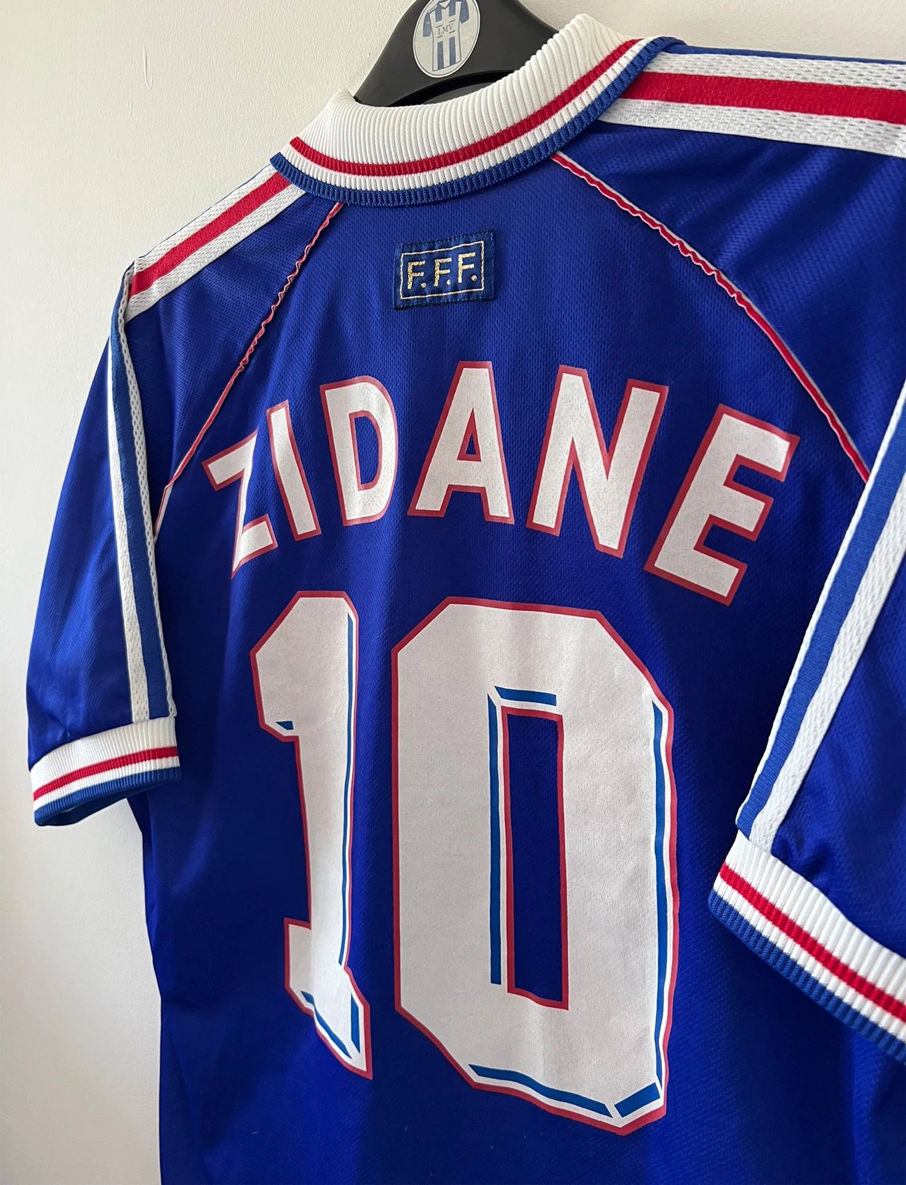 Maillot foot vintage domicile equipe de france 1998 bleu blanc et rouge. On peut retrouver l'équipementier adidas. Il s'agit d'un maillot authentique d'époque. Le maillot est floqué du numéro 10 Zinedine Zidane