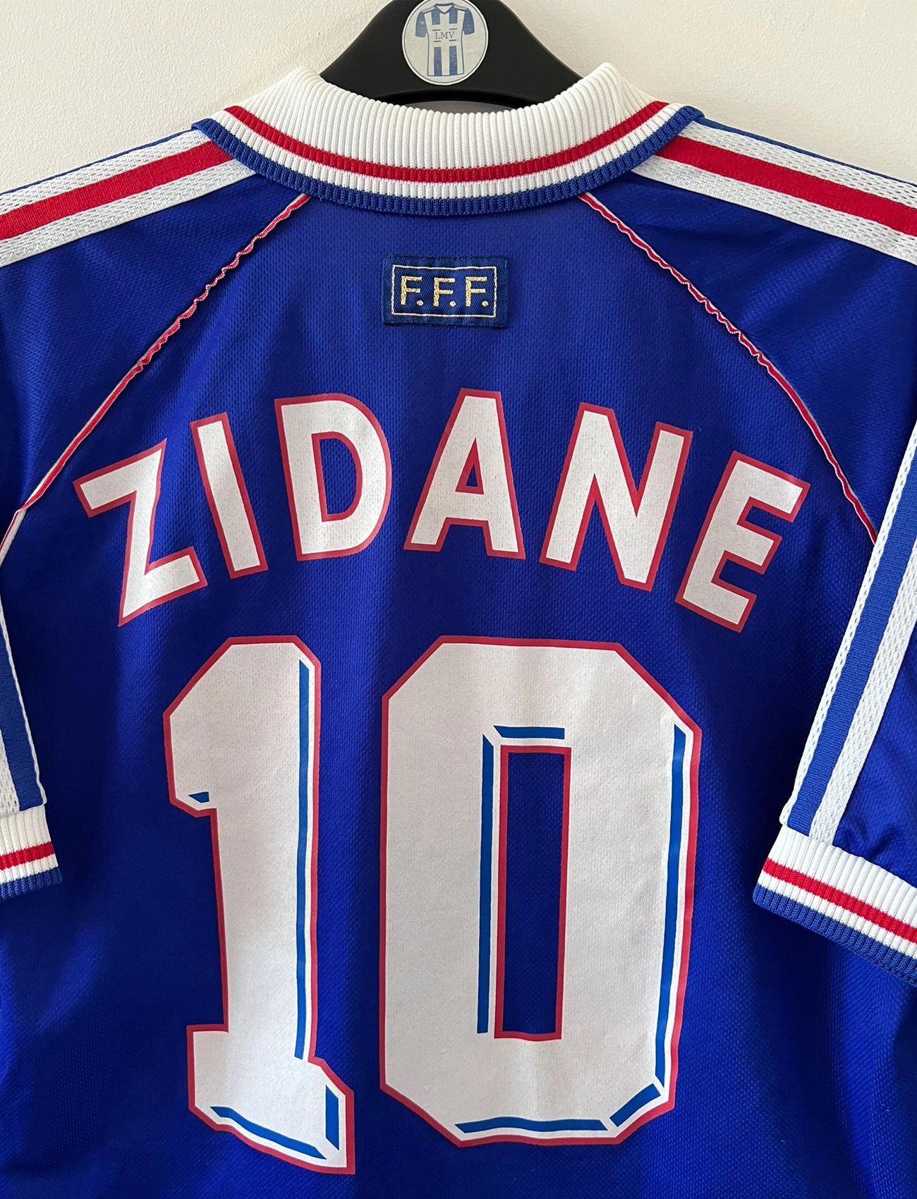 Maillot foot vintage domicile equipe de france 1998 bleu blanc et rouge. On peut retrouver l'équipementier adidas. Il s'agit d'un maillot authentique d'époque. Le maillot est floqué du numéro 10 Zinedine Zidane