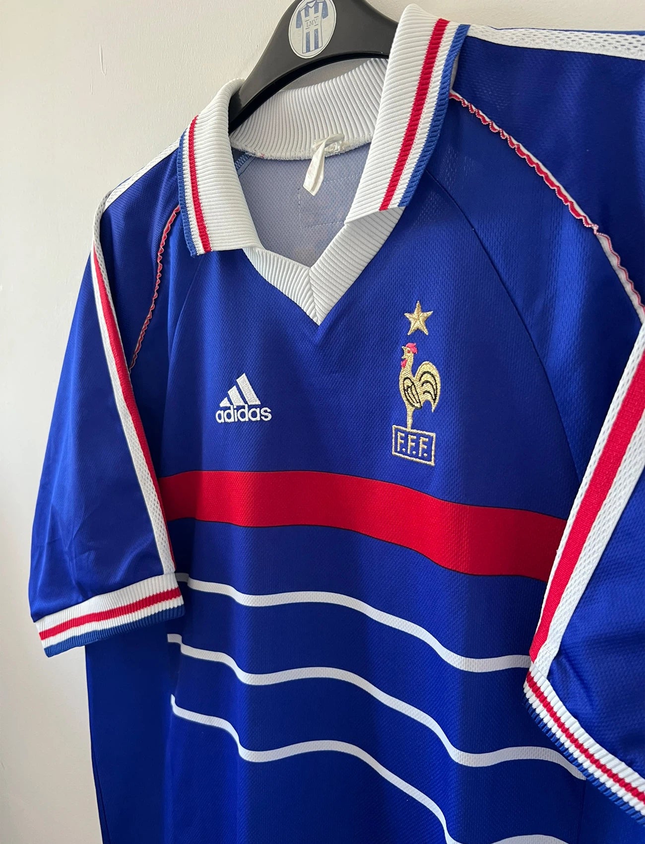 Maillot foot vintage domicile equipe de france 1998 bleu blanc et rouge. On peut retrouver l'équipementier adidas. Il s'agit d'un maillot authentique d'époque. Le maillot est floqué du numéro 10 Zinedine Zidane