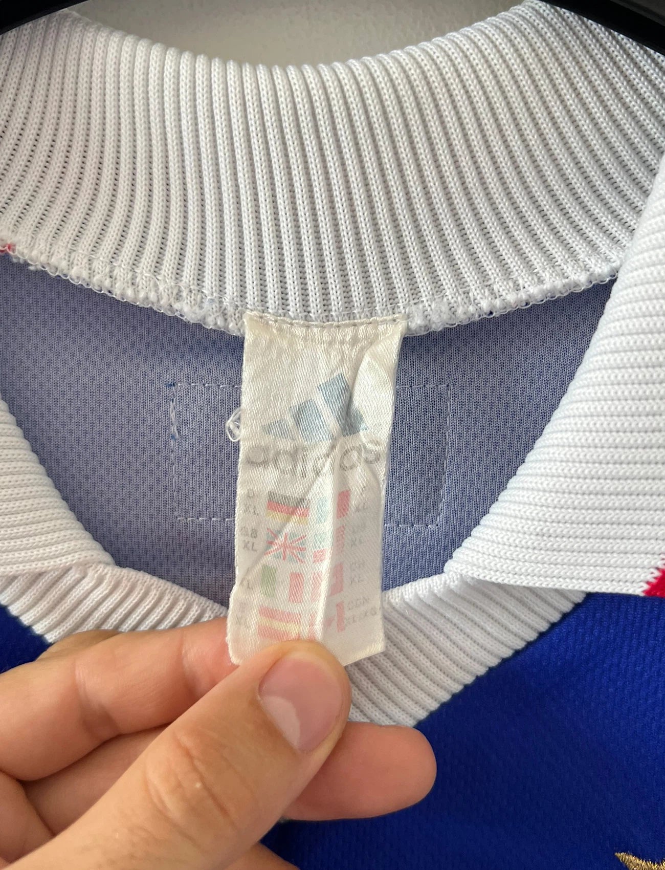 Maillot foot vintage domicile equipe de france 1998 bleu blanc et rouge. On peut retrouver l'équipementier adidas. Il s'agit d'un maillot authentique d'époque. Le maillot est floqué du numéro 10 Zinedine Zidane