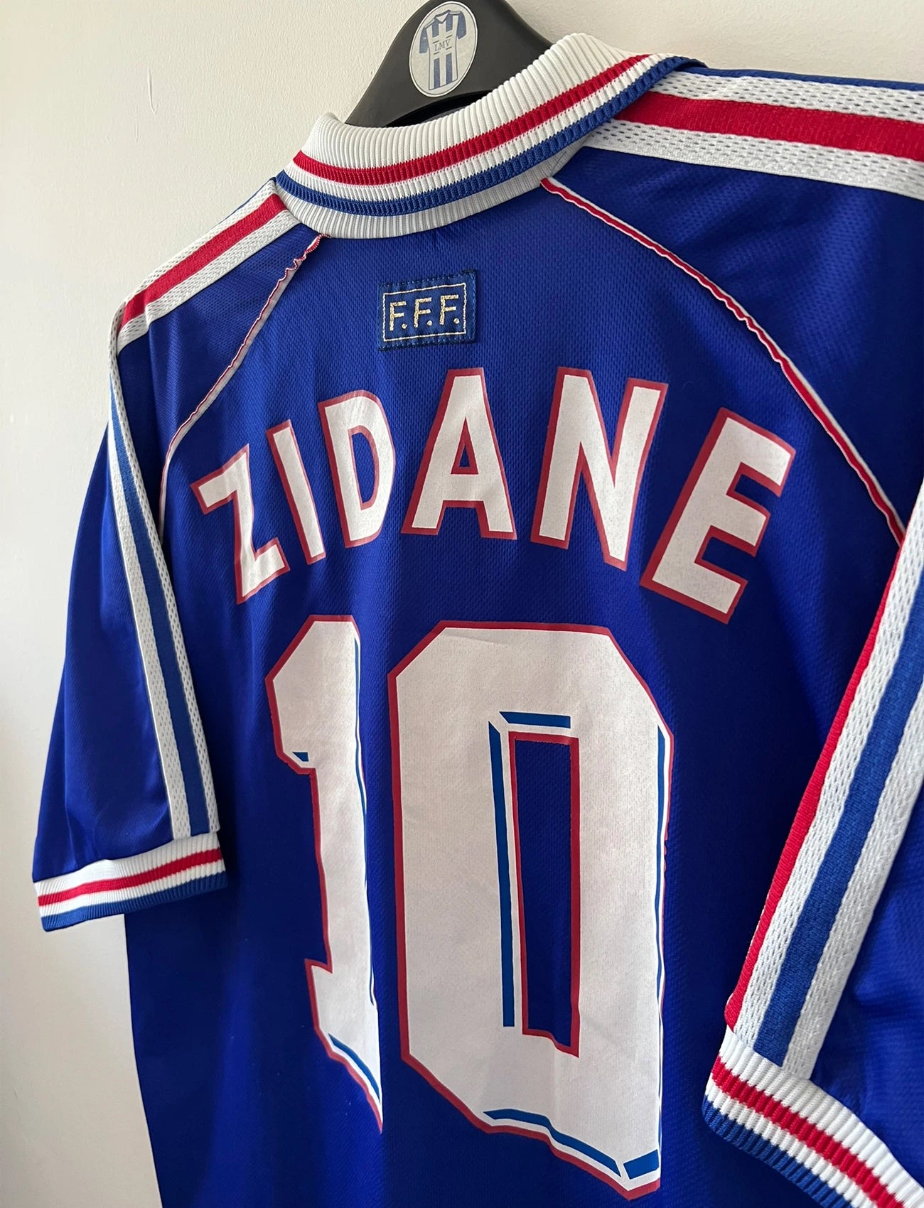 Maillot foot vintage domicile equipe de france 1998 bleu blanc et rouge. On peut retrouver l'équipementier adidas. Il s'agit d'un maillot authentique d'époque. Le maillot est floqué du numéro 10 Zinedine Zidane