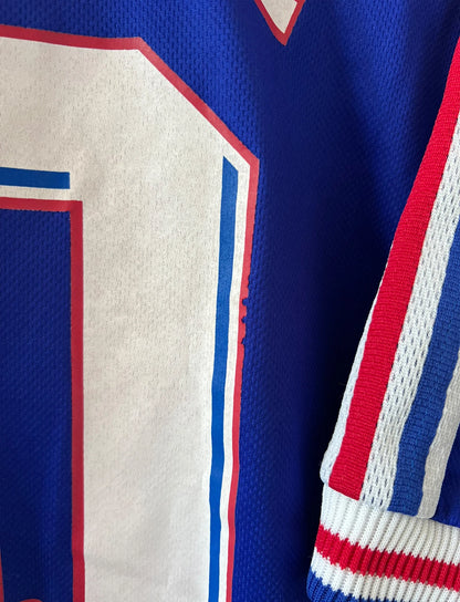 Maillot foot vintage domicile equipe de france 1998 bleu blanc et rouge. On peut retrouver l'équipementier adidas. Il s'agit d'un maillot authentique d'époque. Le maillot est floqué du numéro 10 Zinedine Zidane