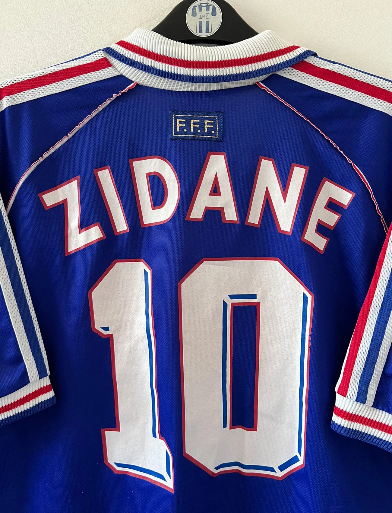 Maillot foot vintage domicile equipe de france 1998 bleu blanc et rouge. On peut retrouver l'équipementier adidas. Il s'agit d'un maillot authentique d'époque. Le maillot est floqué du numéro 10 Zinedine Zidane